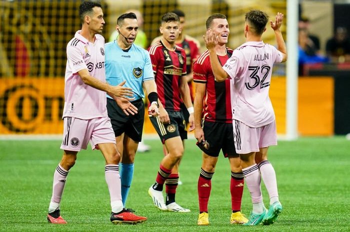 Bek Atlanta United Brooks Lennon berdebat dengan bek Inter Miami Noah Allen dalam pertandingan lanjutan Liga Amerika Serikat (MLS).