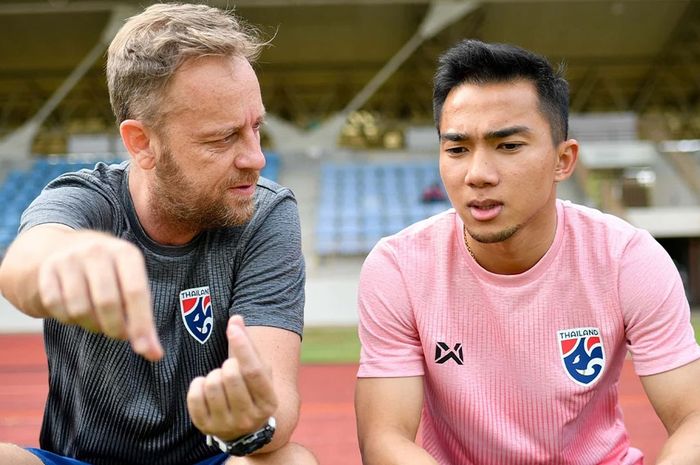 Pelatih Timnas Thailand, Alexandre Polking, sedang berbicang dengan Chanathip Songkrasin.