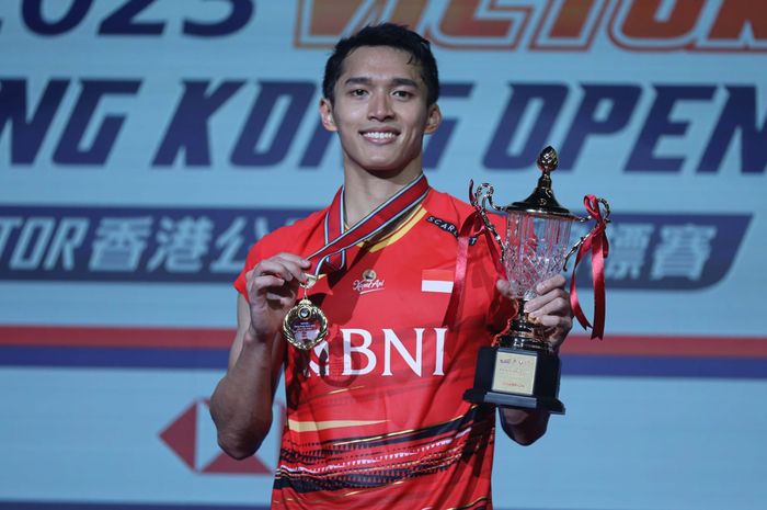 Tunggal putra Indonesia, Jonatan Christie, saat berpose di podium juara Hong Kong Open 2023, di Hong Kong Coliseum, Kowloon, Hong Kong, Minggu (17/9/2023).