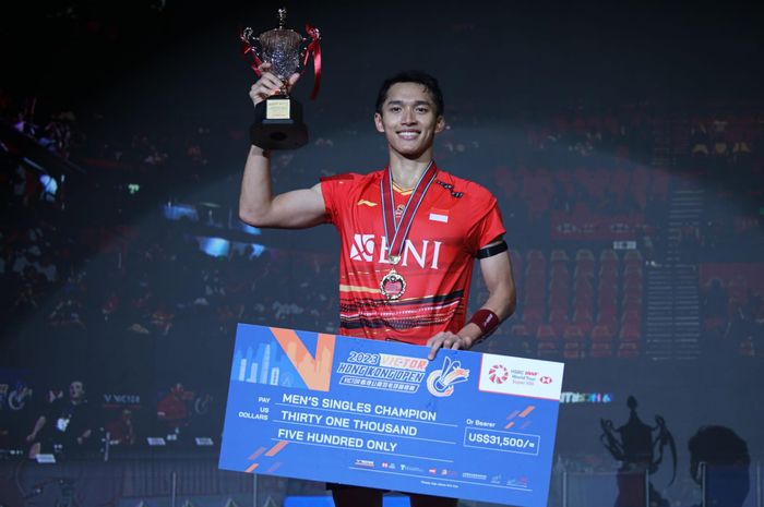 Tunggal putra Indonesia, Jonatan Christie, saat berpose di podium juara Hong Kong Open 2023, di Hong Kong Coliseum, Kowloon, Hong Kong, Minggu (17/9/2023).