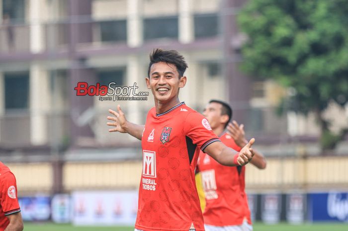 Hari Nur Yulianto sedang melakukan selebrasi seusai mencetak gol dalam laga Liga 2 2023 antara Maluku United versus Perserang Serang di Stadion PTIK, Blok M, Jakarta, Senin (18/9/2023).