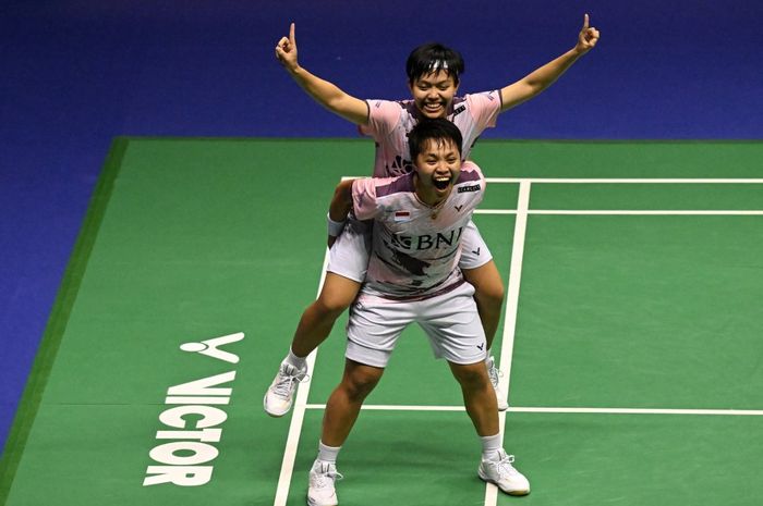 Ganda putri Indonesia, Apriyani Rahayu, menggendong partnernya, Siti Fadia Silva Ramadhanti, setelah memastikan kemenangan pada final Hong Kong Open 2023 di Hong Kong Coliseum, Kowloon, Hong Kong, 17 September 2023.