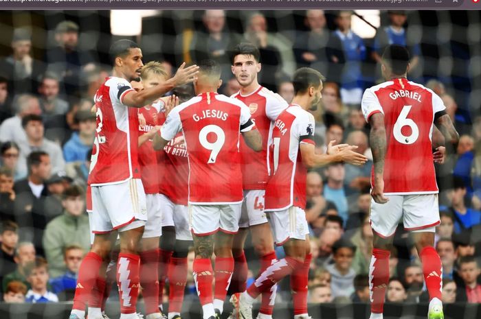 Para pemain Arsenal merayakan gol Leandro Trossard ke gawang Everton dalam matchweek 5 Liga Inggris 2023-2024 di Stadion Goodison Park, Minggu (17/9/2023).