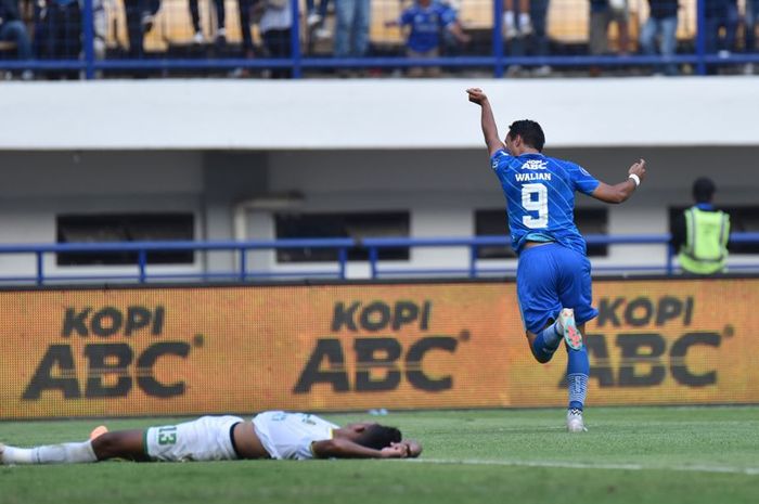 Penyerang Persib Bandung, Ezra Walian, melakukan selebrasi setelah mencetak gol ke gawang Persikabo 1973, Sabtu (16/9/2023).