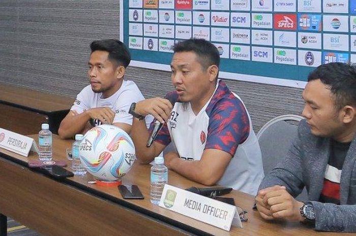 Pelatih Persiraja Banda Aceh bersama dengan Andik Vermansah