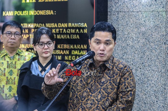 Ketua Umum PSSI, Erick Thohir (kanan) dan ditemani wakilnya bernama Ratu Risha (tengah) sedang memberikan keterangan kepada awak media terkait kesiapan Piala Dunia U-17 2023 di Mabes Polri, Kebayoran Baru, Jakarta, Selasa (19/9/2023).