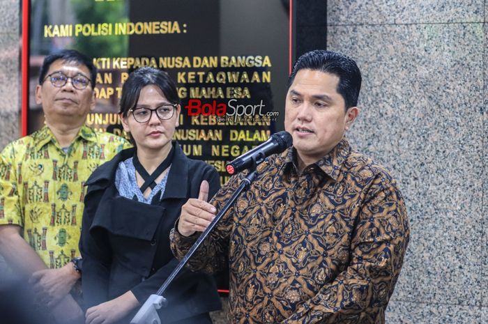 Ketua Umum PSSI, Erick Thohir (kanan) dan ditemani wakilnya bernama Ratu Risha (tengah) sedang memberikan keterangan kepada awak media terkait kesiapan Piala Dunia U-17 2023 di Mabes Polri, Kebayoran Baru, Jakarta, Selasa (19/9/2023).