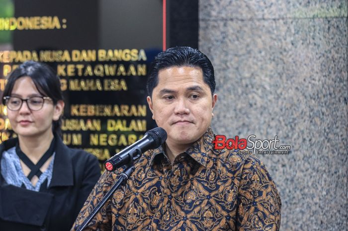 Ketua Umum PSSI, Erick Thohir, sedang memberikan keterangan kepada awak media terkait kesiapan Piala Dunia U-17 2023 di Mabes Polri, Kebayoran Baru, Jakarta, Selasa (19/9/2023).