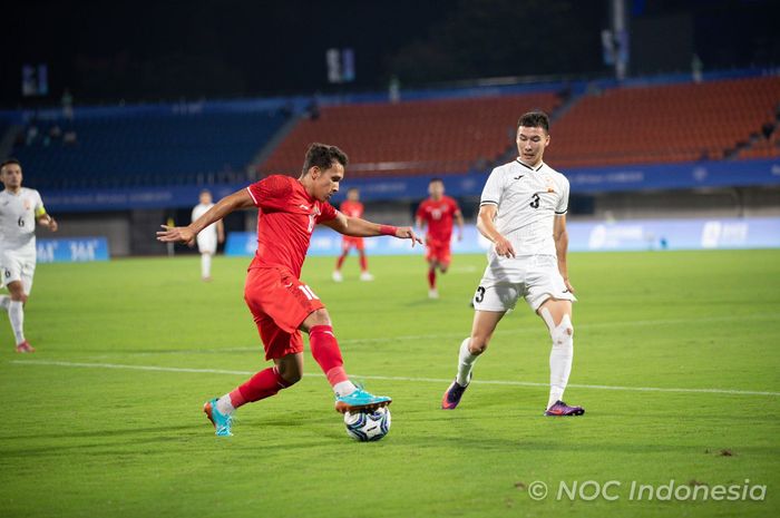 Pemain timnas U-24 Indonesia, Egy Maulana Vikri saat menghadapi Kirgistan dalam laga perdana grup F Asian Games 2022, di Zhejiang Normal University East Stadium, Jinhua, China pada Selasa (19/9/2023).