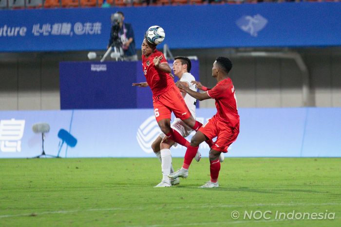 Pemain timnas U-24 Indonesia, Haykal Alhafiz saat menghadapi Kirgistan dalam laga perdana grup F Asian Games 2022, di Zhejiang Normal University East Stadium, Jinhua, China pada Selasa (19/9/2023).