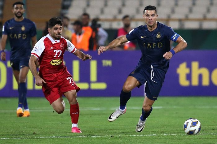 Cristiano Ronaldo (kanan) beraksi dalam partai Al Nassr melawan Persepolis pada fase grup Liga Champions Asia di Stadion Azadi, Tehran (19/9/2023).