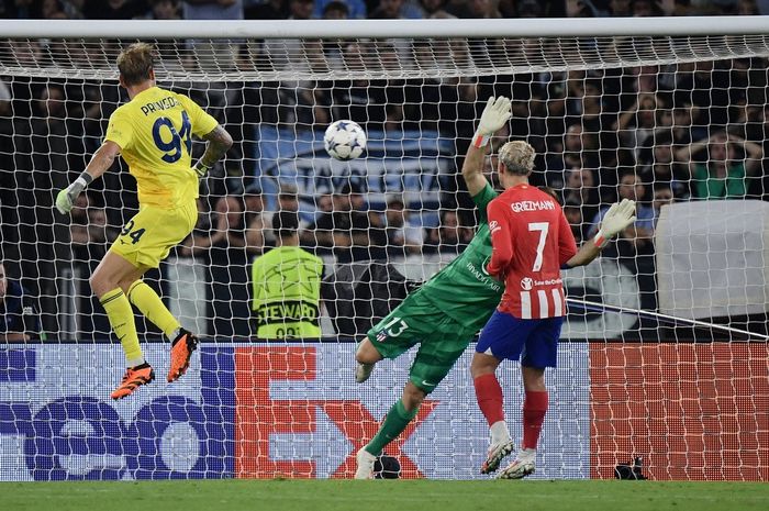 Kiper Lazio, Ivan Provedel, mencetak gol penyelamat tim pada menit ke-95 di laga Liga Champions yang gagalkan kemenangan Atletico Madrid di Olimpico, Roma (19/9/2023).