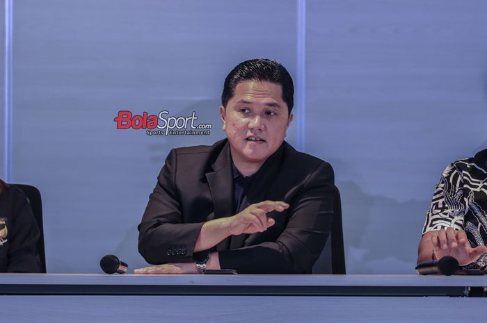 Ketua Umum PSSI, Erick Thohir, memberikan keterangan kepada awak media dalam sesi jumpa pers Satgas Anti-Mafia Bola di Menara Danareksa, Gambir, Jakarta, Rabu (20/9/2023).