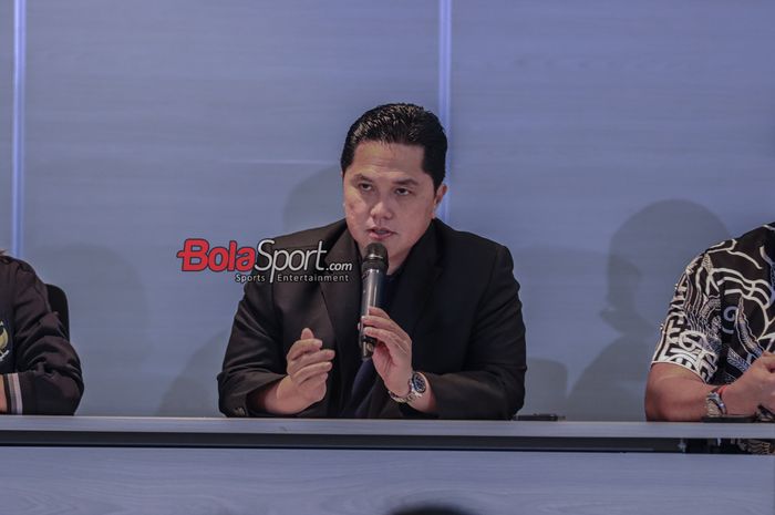 Ketua Umum PSSI, Erick Thohir, memberikan keterangan kepada awak media dalam sesi jumpa pers Satgas Anti-Mafia Bola di Menara Danareksa, Gambir, Jakarta, Rabu (20/9/2023).