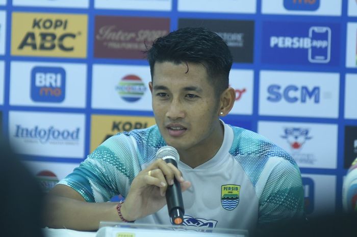 I Putu Gede Juni Antara pemain lini belakang Persib Bandung.