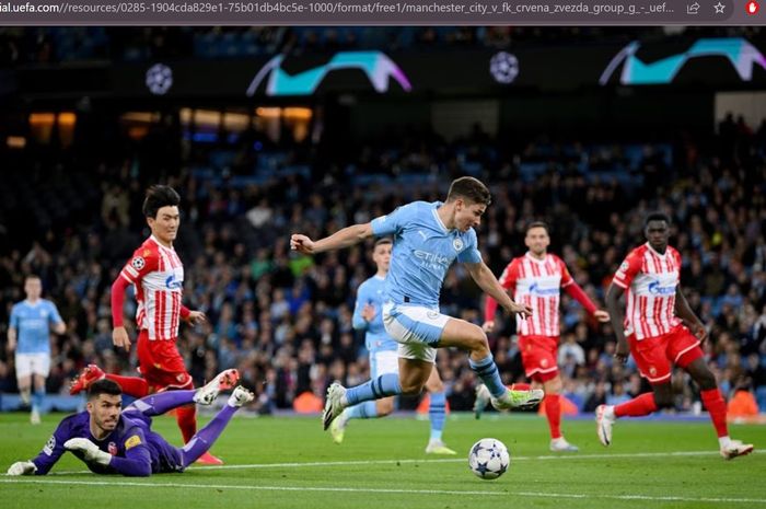 Penyerang Manchester City, Julian Alvarez, mencetak gol ke gawang Crvena Zvezda  dalam ajang Liga Champions 2023-2024 di Etihad Stadium, Selasa (19/9/2023).