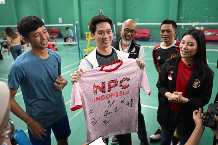 Kevin Sanjaya Sukamuljo dan CdM Indonesia untuk Asian Para Games 2022, Angela Tanoesoedibjo, saat mengunjungi latihan tim para-bulu tangkis di Hartono Trade Center, Sukoharjo, Jawa Tengah, 20 September 2023.