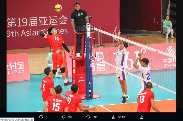 Hitter tim nasional bola voli Indonesia, Farhan Halim, melakukan spike saat menghadapi Filipina pada babak penyisihan grup Asian Games 2022 di Deqing, China, 19 September 2023.