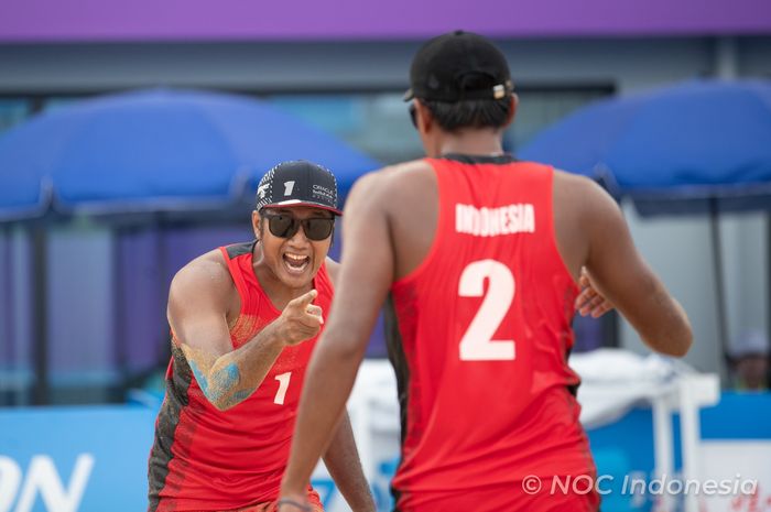 Tim Voli Pantai Indonesia 1 - Mohammad Ashfiyah/Bintang Akbar pada laga kedua voli pantai Asian Games 2022 di Ningbo Banbianshan Beach Volleyball Centre Centre Court, Ningbo, China, 20 September 2023