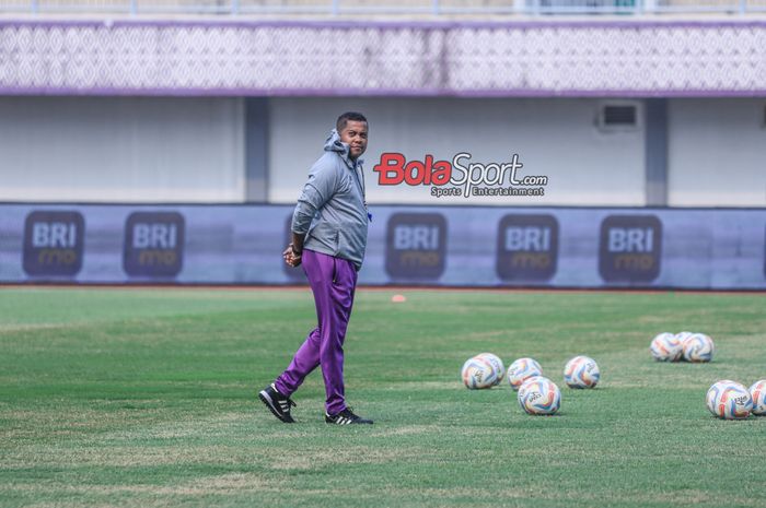 Pelatih Persita Tangerang, Divaldo Alves, sedang memantau para pemainnya berlatih di Stadion Indomilk Arena, Tangerang, Banten, Kamis (21/9/2023).