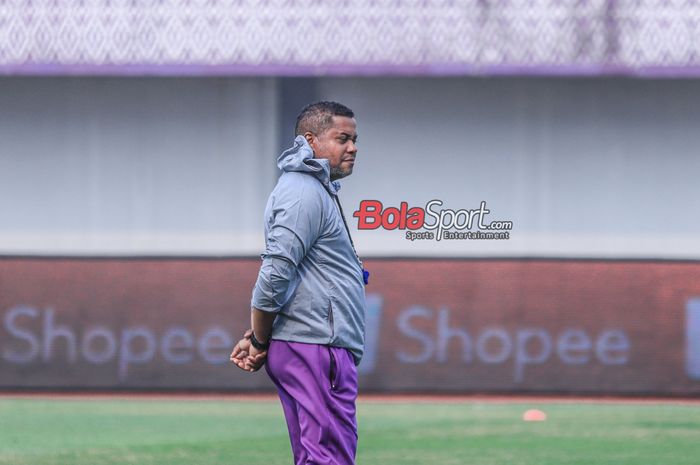 Pelatih Persita Tangerang, Divaldo Alves, sedang memantau para pemainnya berlatih di Stadion Indomilk Arena, Tangerang, Banten, Kamis (21/9/2023).