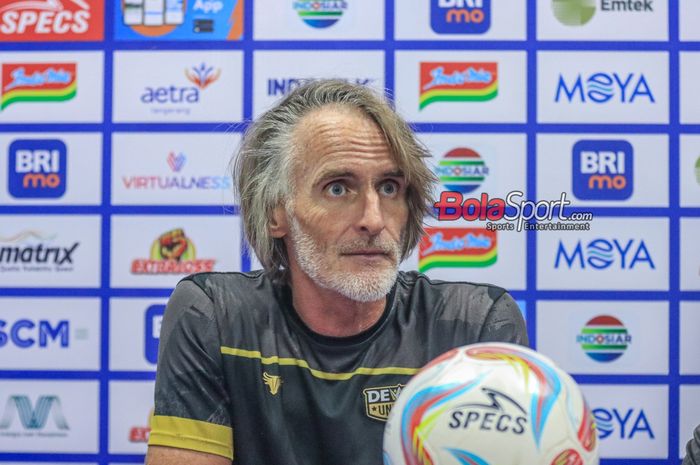 Pelatih Dewa United, Jan Olde Riekerink, sedang memberikan keterangan kepada awak media di Stadion Indomilk Arena, Tangerang, Banten, Kamis (21/9/2023).