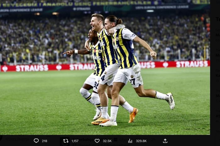 Fred (kiri) dan rekan setimnya merayakan gol Fenerbahce ke gawang Nordsjaelland di partai UEFA Conference League (21/9/2023).