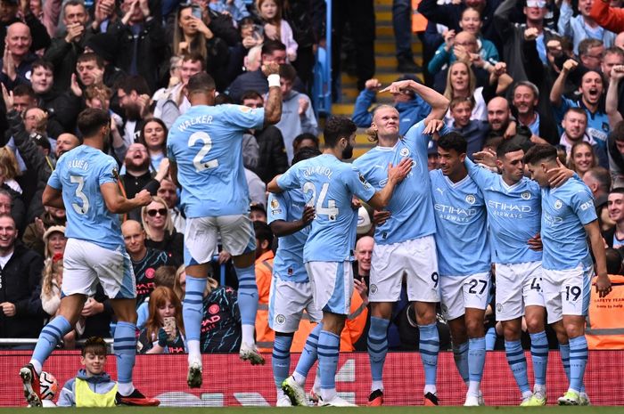 Striker Manchester City, Erling Haaland (9), merayakan bersama rekan satu timnya setelah mencetak gol kedua mereka selama pertandingan sepak bola Liga Inggris antara Manchester City dan Nottingham Forest di Stadion Etihad pada 23 September 2023. 