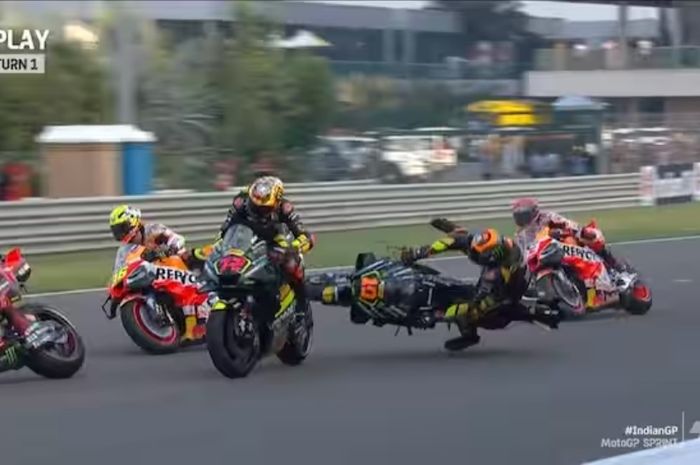 Pembalap Mooney VR46 sekaligus adik Valentino Rossi, Luca Marini saat mengalami kecelakaan pada sesi sprint MotoGP India 2023 di Sirkuit Buddh, Uttar Pradesh, India, Sabtu (23/9/2023)