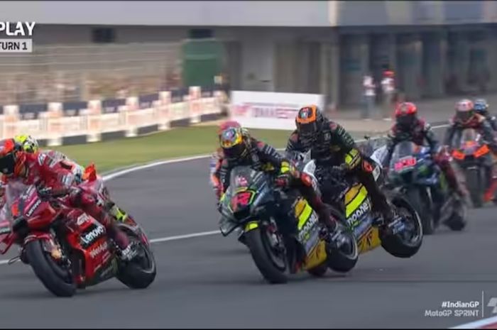 Dua pembalap Mooney VR46, Marco Bezzecchi yang diseruduk Luca Marini saat melintasi tikungan 1 Sirkuit Buddh pada sprint MotoGP India 2023, Sabtu (23/9/2023).