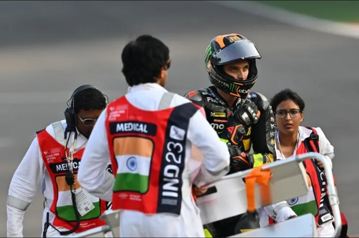 Pembalap Mooney VR46 Racing, Luca Marini saat tertatih usai mengalami kecelakaan di tikungan 1 Sirkuit Buddh, Uttar Pradesh, India, pada sesi sprint MotoGP India 2023, Sabtu (23/9/2023)