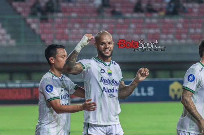 David Da Silva (kanan) sedang melakukan selebrasi seusai mencetak gol dalam laga pekan ke-13 Liga 1 2023 antara Bhayangkara FC versus Persib Bandung di Stadion Patriot Candrabhaga, Bekasi, Jawa Barat, Sabtu (23/9/2023).