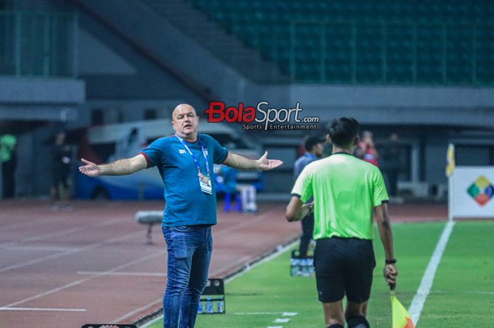 Pelatih Persib Bandung, Bojan Hodak, sempat memprotes kepada wasit saat ia memantau para pemainnya bertanding di Stadion Patriot Candrabhaga, Bekasi, Jawa Barat, Sabtu (23/9/2023).