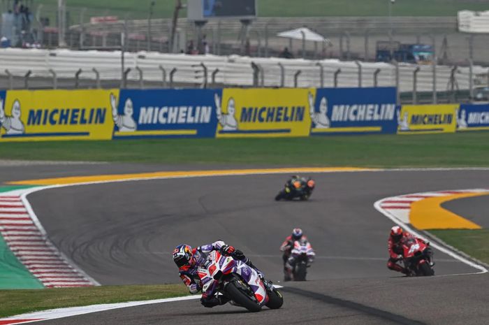 Suasana saat latihan MotoGP India di Sirkuit Buddh, Uttar Pradesh, India, 22 September 2023. Tampak dalam gambar Johann Zarco dari tim Pramac memimpin rombongan pembalap.