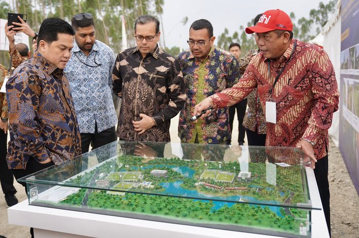 Ketua Umum PSSI dan Menteri BUMN, Erick Thohir, saat meninjau langsung pembangunan training center timnas Indonesia di IKN, Jumat (22/9/2023).