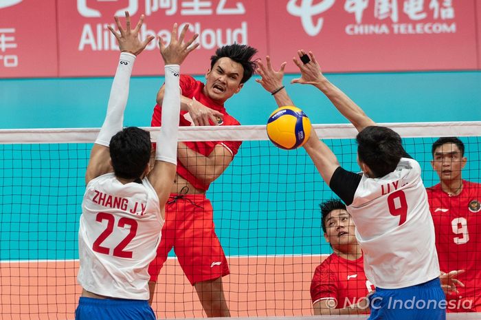 Tim voli putra Indonesia menghadapi China pada babak 12 besar Asian Games 2022 di LSC Gymnasium, Hangzhou, China, Jumat (22/9/2023).