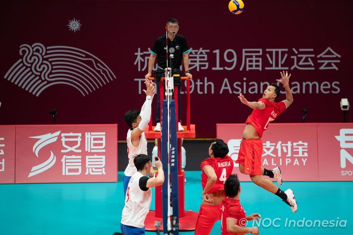 Tim voli putra Indonesia menghadapi China pada babak 12 besar Asian Games 2022 di LSC Gymnasium, Hangzhou, China, Jumat (22/9/2023).