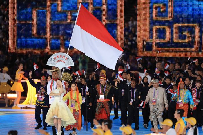 Kapten timnas voli putra Indonesia Hernanda Zulfi saat menjadi pembawa bendera pada opening ceremonya Asian Games 2022, Sabtu (23/9/2023)