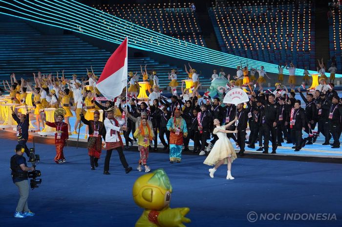 Para kontingen Indonesia yang turut serta dalam upacara pembukaan Asian Games 2022 di National Stadium Hangzhou, Hangzhou, China, Sabtu (23/9/2023)