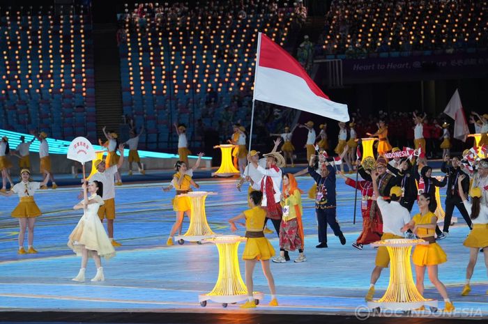 Defile tim Indonesia dalam upacara pembukaan Asian Games 2022 di National Stadium Hangzhou, Kota Hangzhou, China, Sabtu (23/9/2023)