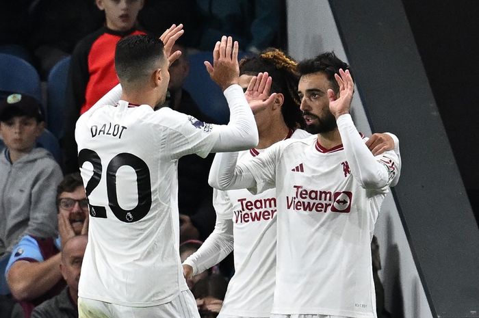 Bruno Fernandes (kanan) disambut oleh rekan-rekannya usai mencetak gol tunggal dalam kemenangan 1-0 Man United atas Burnley pada duel Liga Inggris di Turf Moor (23/9/2023).