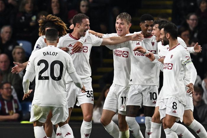 Bruno Fernandes disambut oleh rekan-rekannya usai mencetak gol tunggal dalam kemenangan 1-0 Man United atas Burnley.