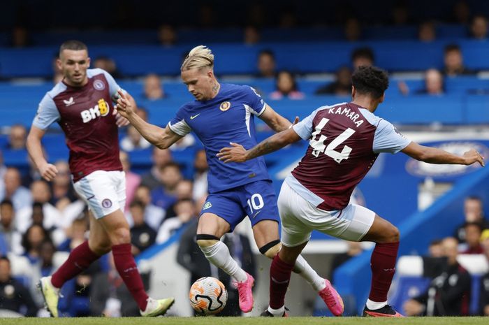 Mykhailo Mudryk (tengah) beraksi dalam laga Chelsea vs Aston Villa pada lanjutan Liga Inggris di Stamford Bridge, London (24/9/2023).