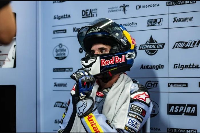 Pembalap Gresini Racing sekaligus adik Marc Marquez, Alex Marquez saat berada di paddock di sela-sela kualifikasi MotoGP India 2023, di Sirkuit Buddh, Uttar Pradesh, India, Sabtu (23/9/2023).