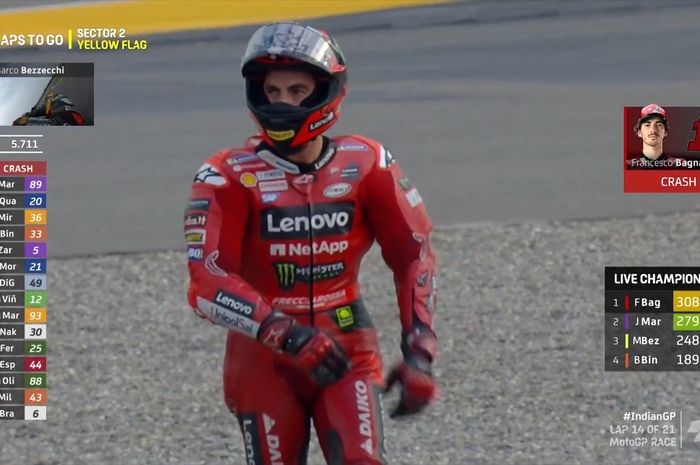 Pembalap Ducati Lenovo (Francesco Bagnaia) hanya bisa kecewa sendiri usai melakukan kesalahan hingga terjatuh saat sedang mempertahankan posisi kedua pada balapan MotoGP India 2023 di Sirkuit Buddh, Uttar Pradesh, India, Minggu (24/9/2023)