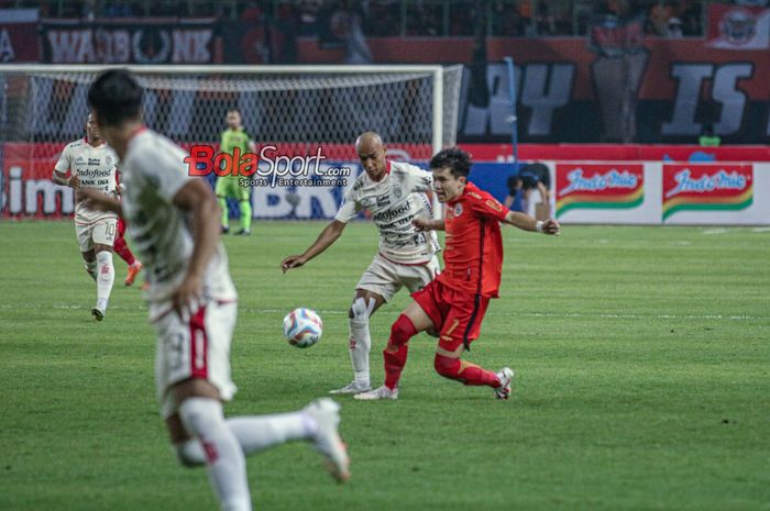 Ryo Matsumura (kanan) sedang menguasai bola dan dibayangi Novri Setiawan (kiri) dalam laga pekan ke-13 Liga 1 2023 antara Persija Jakarta versus Bali United di Stadion Patriot Candrabhaga, Bekasi, Jawa Barat, Minggu (24/9/2023).