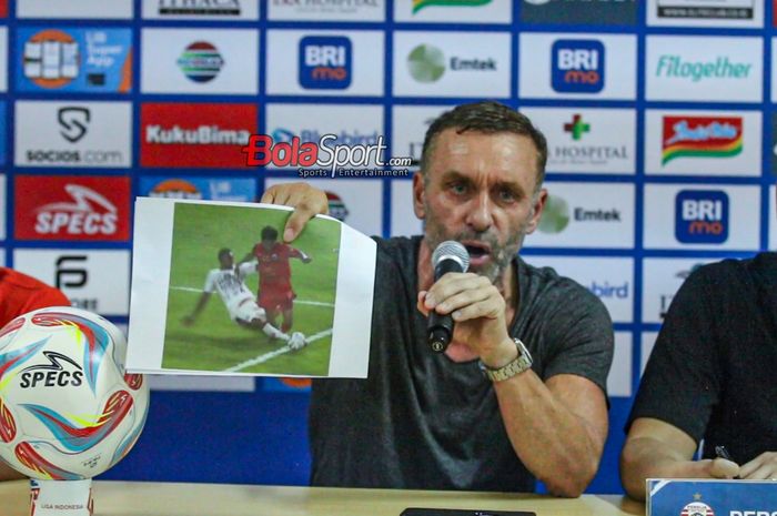 Pelatih Persija Jakarta, Thomas Doll, sempat menunjukkan foto timnya dicurangi wasit karena tak dapat penalti saat melawan Bali United dalam laga pekan ke-13 Liga 1 2023 di Stadion Patriot Candrabhaga, Bekasi, Jawa Barat, Minggu (24/9/2023).