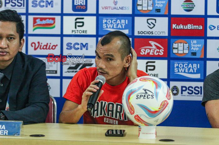 Pemain Persija Jakarta, Riko Simanjuntak, sedang memberikan keterangan kepada awak media di Stadion Patriot Candrabhaga, Bekasi, Jawa Barat, Minggu (24/9/2023).