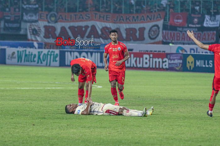 Pemain Bali United, Eber Bessa, sempat tergeletak dan dihampiri sejumlah pemain Persija Jakarta dalam laga pekan ke-13 Liga 1 2023 di Stadion Patriot Candrabhaga, Bekasi, Jawa Barat, Minggu (24/9/2023).