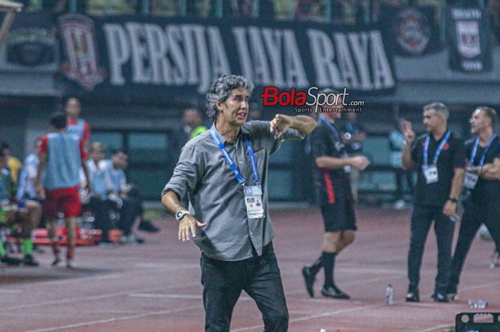 Pelatih Bali United, Stefano Cugurra alias Teco, sedang memberikan intruksi kepada para pemainnya saat bertanding di Stadion Patriot Candrabhaga, Bekasi, Jawa Barat, Minggu (24/9/2023).